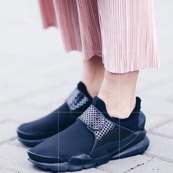 Nike Shoes - Nike sock dart